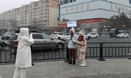 今天哈尔滨天气晴朗并且很热用英语怎么说_今天哈尔滨的天气